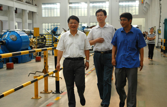 江蘇省經(jīng)信委企業(yè)發(fā)展服務(wù)處處長(cháng)陳岡一行來(lái)上上集團考察指導