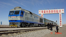 青藏線(xiàn)“雪域神舟”號機車(chē)